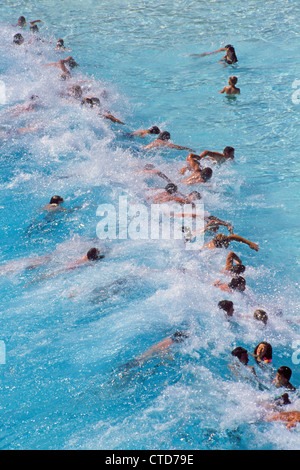 Il ruggente laguna piscina onda è il preferito parco giochi acquatico per bodysurfers presso il Sun City holiday resort nel Nord ovest della provincia, Sud Africa. Foto Stock