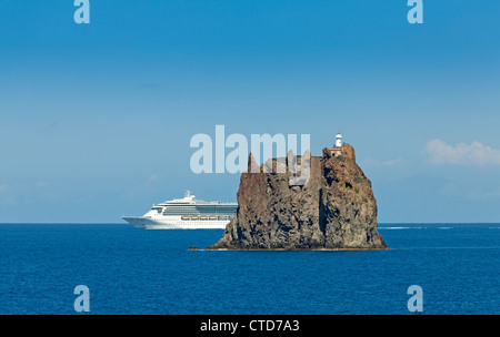 Isola Strombolicchio a Stromboli e le isole Eolie, Italia Foto Stock