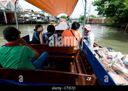 Una barca venditore a vendere i turisti bevande e negozio di souvenir da la sua barca su Bangkok Yai canal a Bangkok, in Thailandia Foto Stock