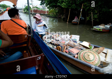 Una barca venditore a vendere i turisti bevande e negozio di souvenir da la sua barca su Bangkok Yai canal a Bangkok, in Thailandia Foto Stock