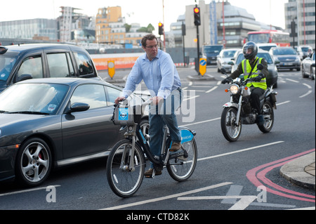 Uomo a cavallo di un "Boris moto', disponibili biciclette a noleggio sotto la Barclays cycle hire scheme a Londra, Inghilterra. Foto Stock