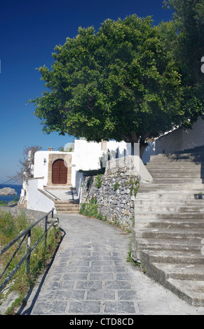 Vista della strada nella città di Lindos Foto Stock