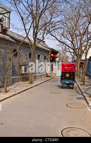 In rickshaw in una strada di un hutong - Pechino, Cina Foto Stock