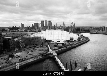 Antenna di Arena O2 sulla penisola di Greenwich con Canary Wharf in background, London REGNO UNITO Foto Stock