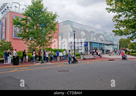 Visitatori di linea per Aquarium Adventure , Camden, New Jersey, STATI UNITI D'AMERICA Foto Stock