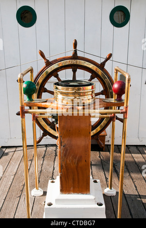 Old Portuguese tall ship Gazela, Steering wheel and navigation device, Philadelphia, PA, USA Foto Stock