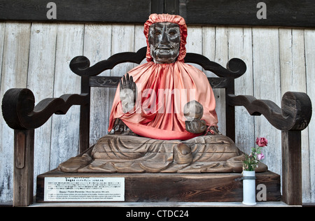 Una statua in legno di Binzuru (Pindola), un discepolo del Buddha, fuori dalla Sala del Grande Buddha (Daibutsuden) al tempio Todai-ji, Nara, Giappone Foto Stock