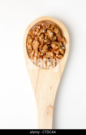 Il cucchiaio di legno con i dadi Foto Stock