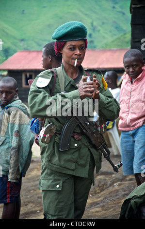 Femmina soldato congolese, FARDC, Mushake, Repubblica Democratica del Congo Foto Stock