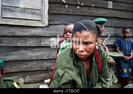 Femmina soldato congolese, FARDC, Mushake, Repubblica Democratica del Congo Foto Stock