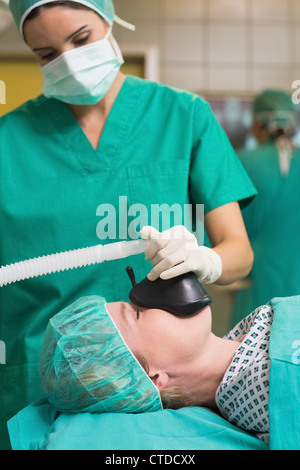 Infermiere di prendersi cura del paziente la maschera di ossigeno Foto Stock