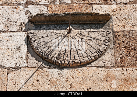 Scultura in pietra di una meridiana sulla parete della chiesa del villaggio di Tordómar, Burgos, Castiglia e Leon, Spagna, Europa Foto Stock