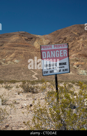 Barstow, California - Un segno avverte i visitatori di stare lontano dalle miniere non sicuri nel deserto di Mojave. Foto Stock