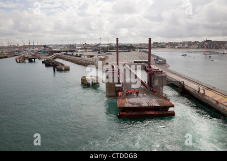 Lasciando St Malo al porto dei traghetti, Francia Foto Stock