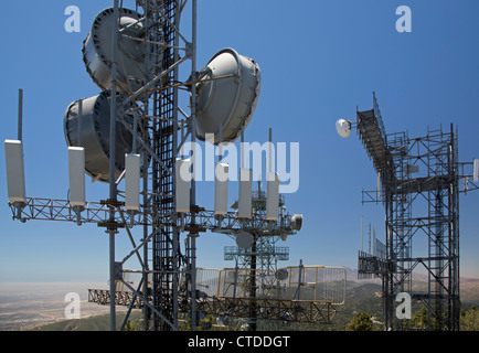 Twin Peaks, California - una torre di comunicazioni sul picco di fragola in San Bernardino Mountains. Foto Stock