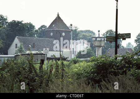 Il muro di Berlino la regione e la chiesa del villaggio a Staaken, Berlino Ovest nel 1979 Foto Stock