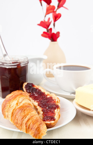 Tabella di presentazione con croissant diffusione con marmellata Foto Stock