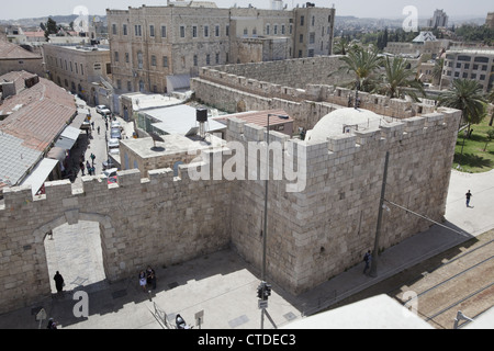 Il nuovo ingresso di gate (1889) nel quartiere cristiano della città vecchia cinta di mura di Gerusalemme, Israele Foto Stock
