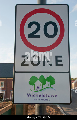 A 20mph segnale di limite di velocità su strada d'ingresso a Oriente Wichel in Swindon Wichelstowe di sviluppo. Foto Stock