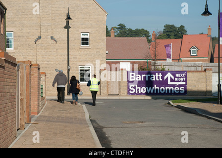 Potenziali proprietari di casa guardando intorno a Swindon East Wichel sviluppo. Foto Stock