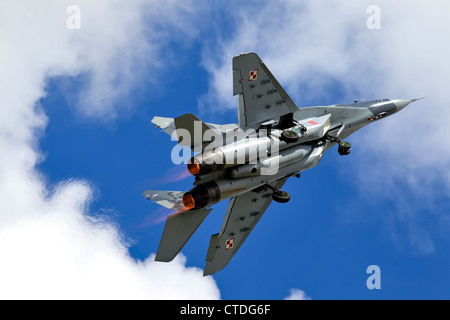 Un Mikoyan Gurevich MiG-29un fulcro red 111 di 1.elt Polish Air Force di arrampicata in piena riscaldare nuovamente dopo il decollo al RIAT Fairford. Foto Stock