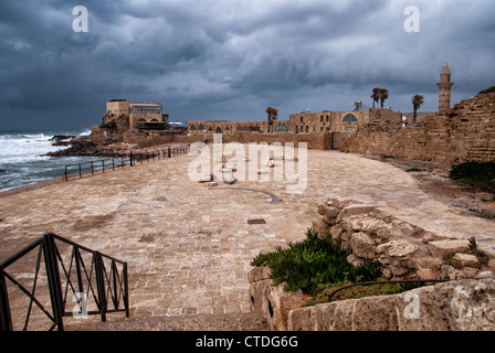 Le rovine del porto di Cesarea - antico porto romano in Israele Foto Stock