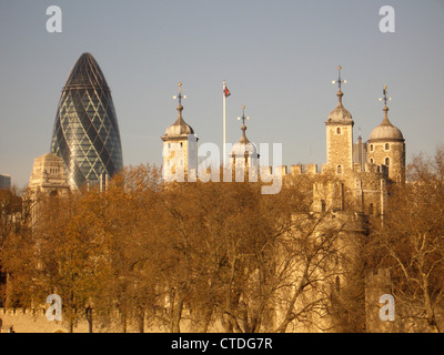 La Torre di Londra e cetriolino Foto Stock