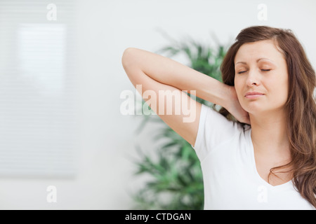 Donna mettendo la sua mano sulla dolorosa collo Foto Stock