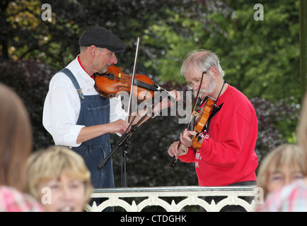 Fiddlers giocando Appalachian vecchio tempo di musica folk al grande evento di danza in Hexham Northumberland Inghilterra Foto Stock