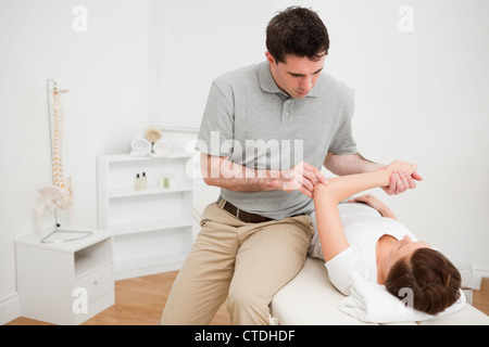 Grave medico guardando il braccio di un paziente Foto Stock