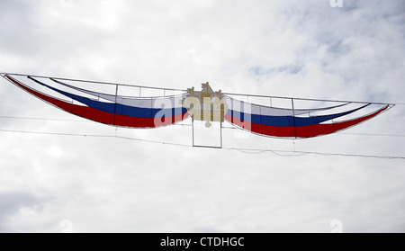 Volare alto sulla Prospettiva Nevskij La nave emblema di San Pietroburgo visualizzato nel centro della bandiera russa design durante un festival Foto Stock