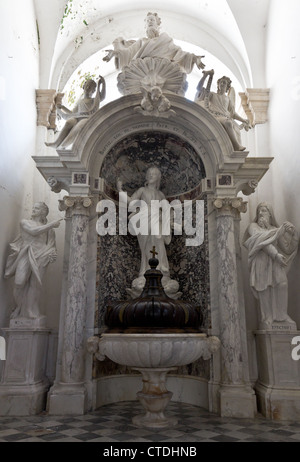 La decorazione della chiesa scultura - Statua incorporato nella cattedrale Foto Stock