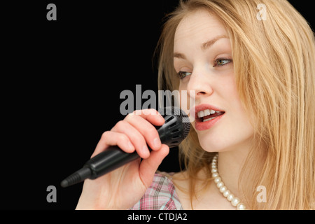 Giovane donna cantare Foto Stock