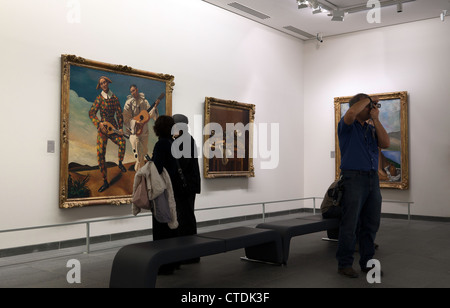 Persone che guardano i dipinti al Musee de l'Orangerie di Parigi. Foto Stock