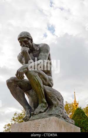 Uno di Rodin più famose opere, il pensatore, è una delle caratteristiche del giardino che circonda il Museo Rodin. Foto Stock