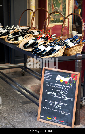 Visualizzare al Les Vins du Bergerac, un negozio di vino sulla Rue Cler a Parigi, Francia. Solo uso editoriale. Foto Stock