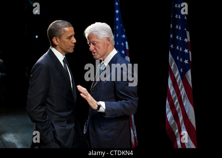 Il Presidente Usa Barack Obama parla con l'ex Presidente Bill Clinton backstage presso il Nuovo Teatro di Amsterdam giugno 4, 2012 a New York, NY. Foto Stock