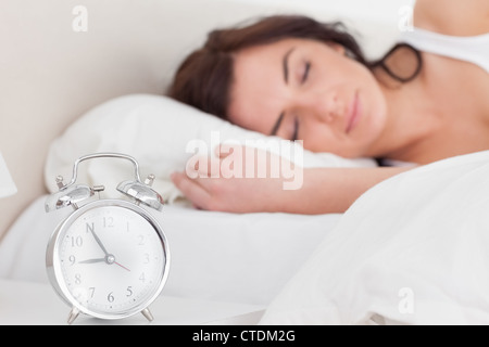 Brunette donna che dorme al mattino Foto Stock