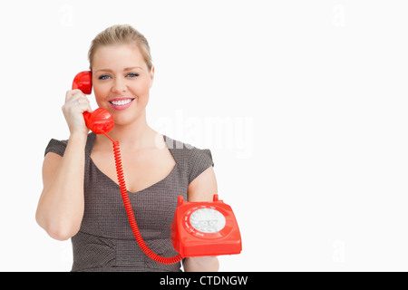 Donna ascoltando qualcuno al telefono Foto Stock