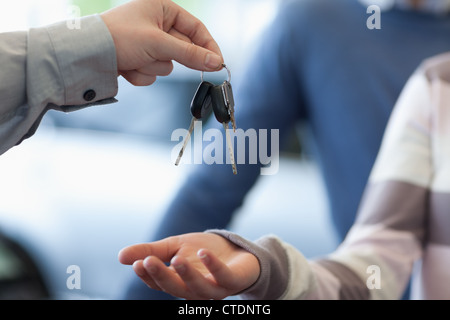 Rivenditore di auto che dà le chiavi a un cliente Foto Stock