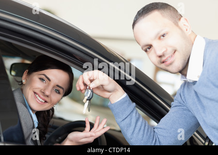 Uomo di dare le chiavi dell'auto per una donna Foto Stock