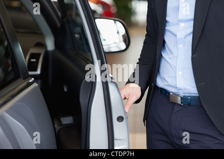 Uomo con una porta aperta Foto Stock