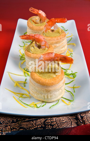 Vol au vent o battente (si tratta di una piccola custodia cava di pasta sfoglia) riempito con crema di gamberetti Foto Stock