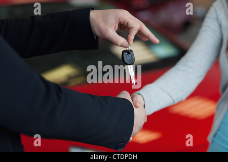 In prossimità di due persone agitando la mano Foto Stock