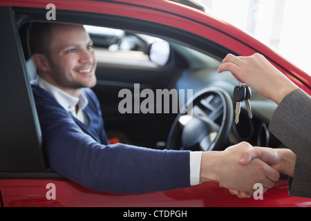 Client agitando la mano per una donna Foto Stock