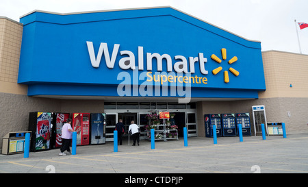 Vista esterna del Walmart Supercenter Store e cartello con la gente Camminare verso l'entrata in Ontario Canada KATHY DEWITT Foto Stock