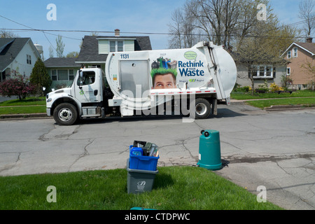 Camion per il riciclaggio dei rifiuti parcheggiato all'esterno in una strada residenziale che raccoglie rifiuti domestici di carta riciclata Fort Erie Ontario Canada KATHY DEWITT Foto Stock