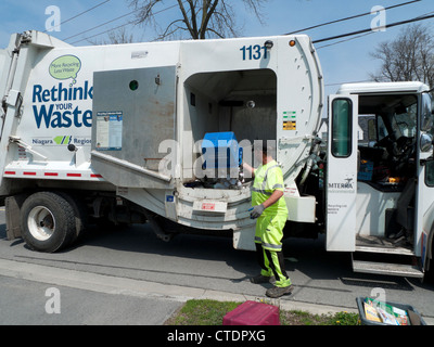 Carico di rifiuti ripensare camion con cassonetto per camion riciclo rifiuti con raccolta in ordine di marcia di carta riciclata per uso domestico a Fort Erie Ontario Canada KATHY DEWITT Foto Stock