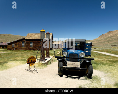 Un vecchio carrello in corrispondenza di una stazione di benzina in Bodie, una città fantasma in California, Stati Uniti. Foto Stock
