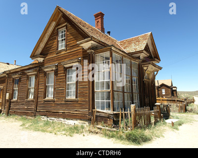 Una vecchia casa in Bodie, una città fantasma in California, Stati Uniti. Foto Stock